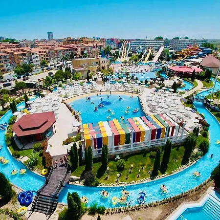 Two-bed Flat In Sunny With Pool View Apartment *