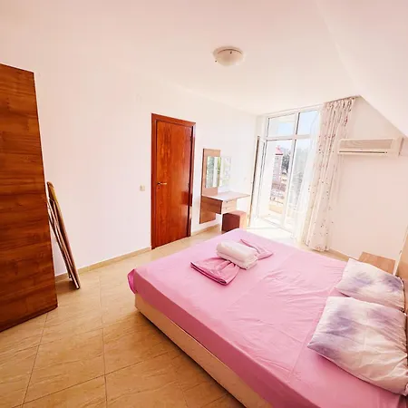 Two-bed Flat In Sunny With Pool View Apartment *