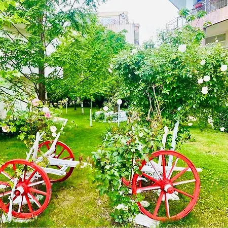 Two-bed Flat In Sunny With Pool View Apartment *